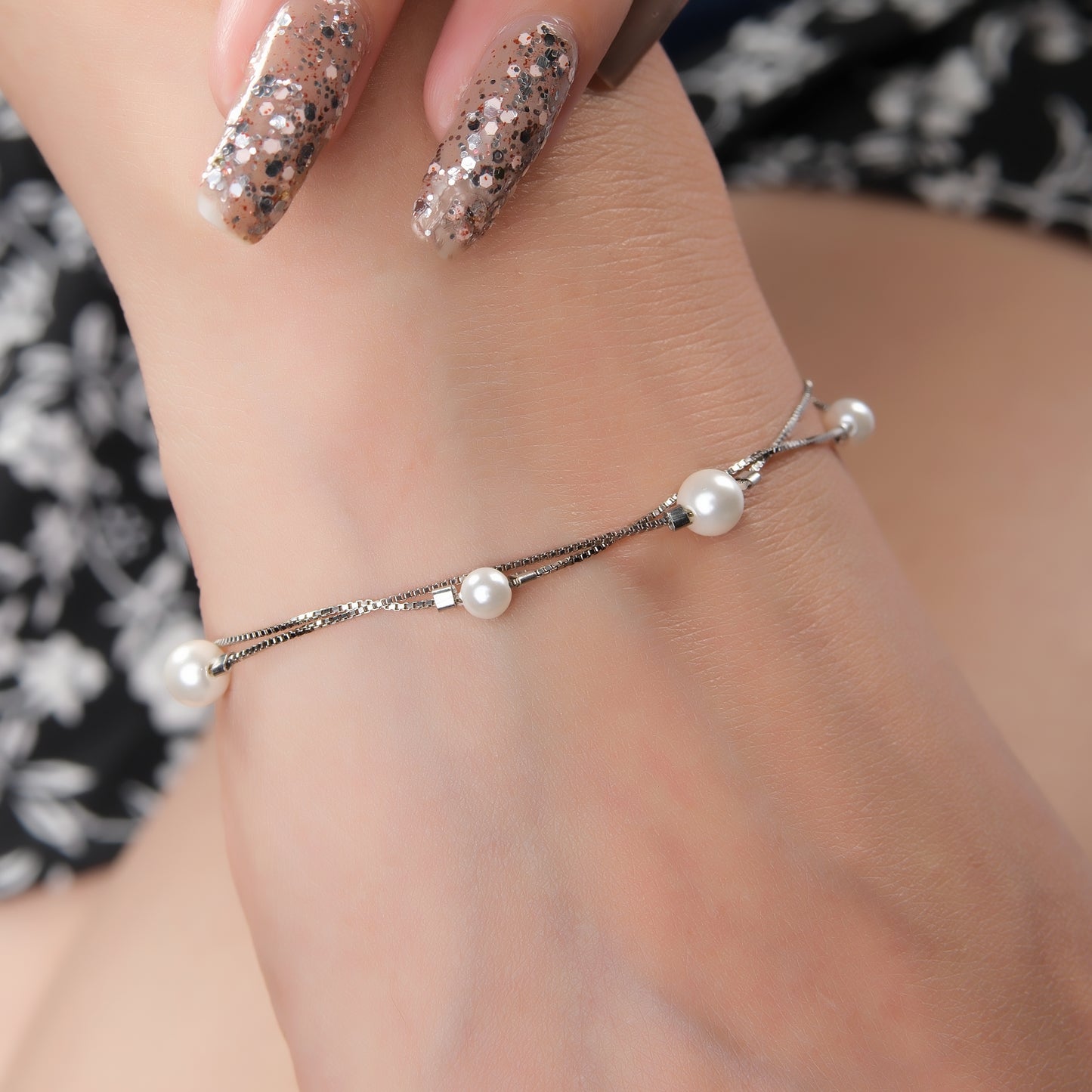 Shining and glittery pearl bracelet
