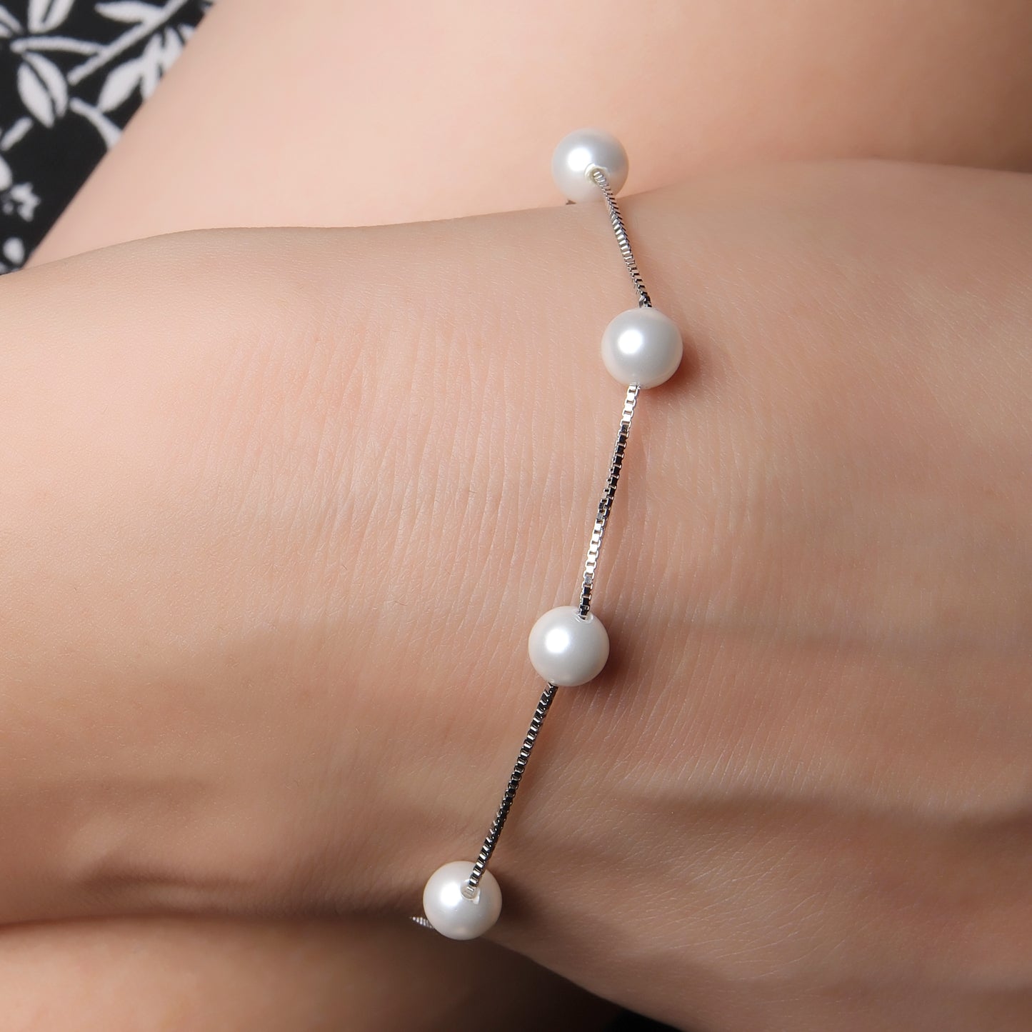 Stylish white pearl design bracelet