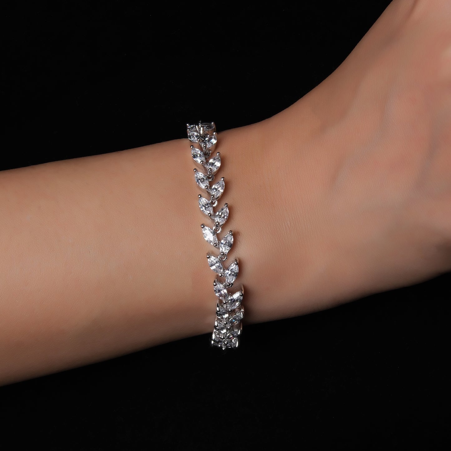 Silver shimmer leaf diamond design bracelet